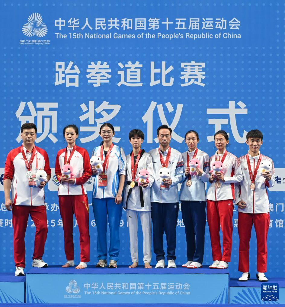 静雨, 战胜山东队, 观众致意 静雨, 战胜山东队, 观众致意