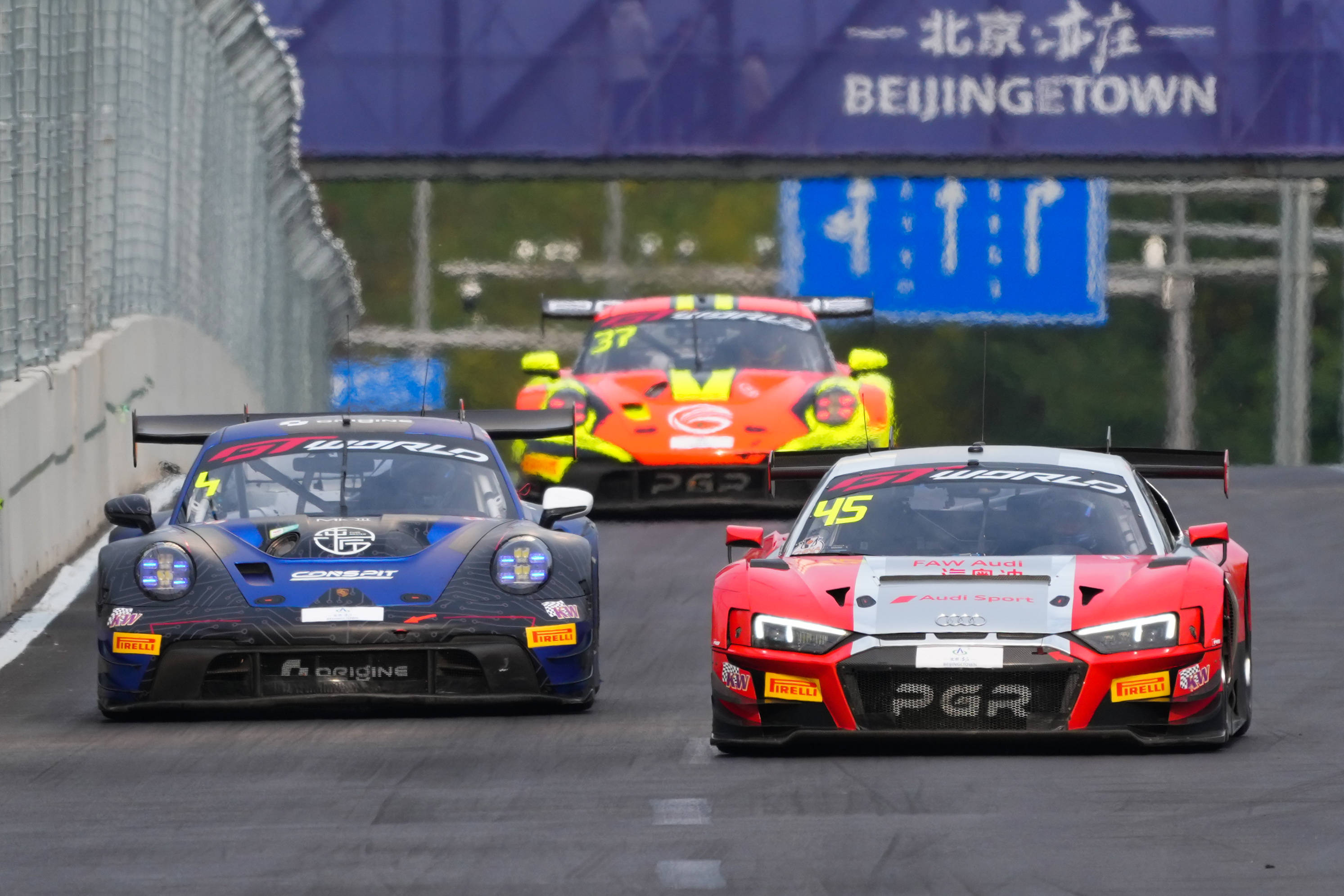 新华社记者, 街道赛道举, src